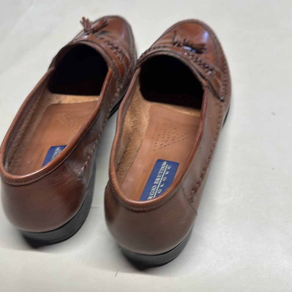 Used like New. Men’s loafers with tassel
Brown
Size 13D